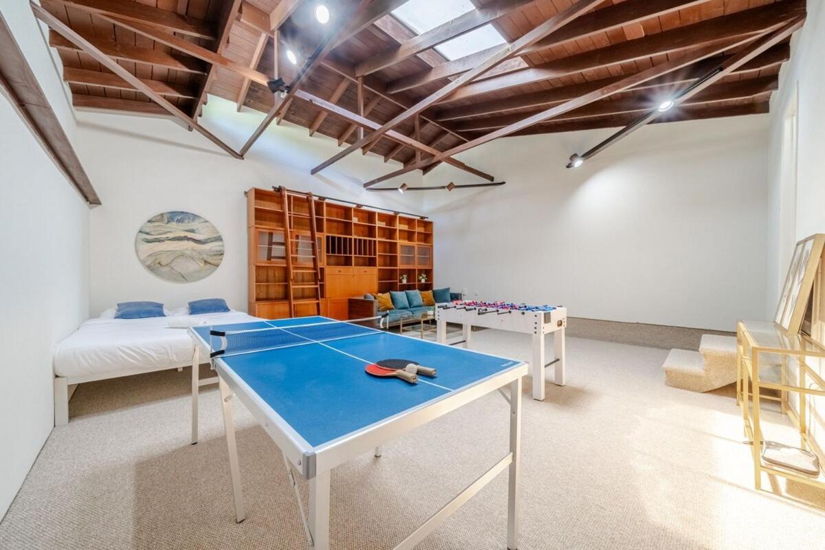 6 Minutes To Universal With Game Room, Heated Pool & Holiday home