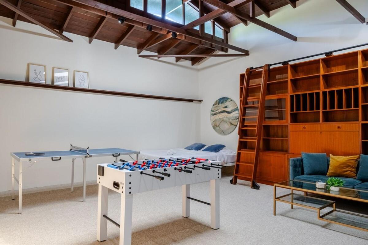 6 Minutes To Universal With Game Room, Heated Pool & Los Angeles