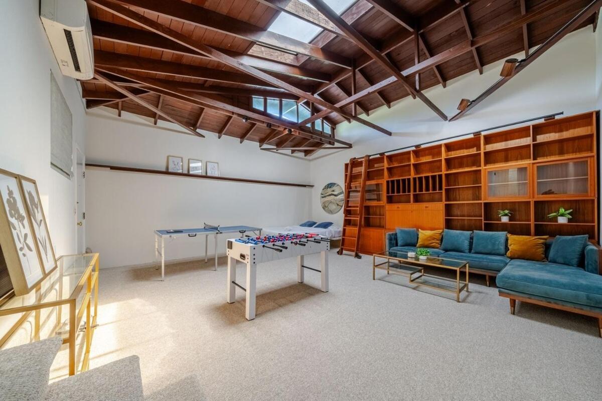 Holiday home 6 Minutes To Universal With Game Room, Heated Pool & Los Angeles